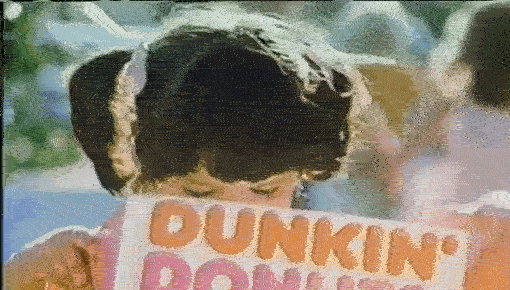 Klein meisje eet een donut